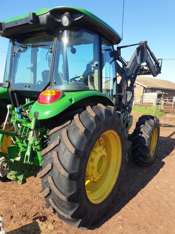 John Deere 5105M